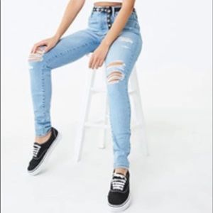 high rise levi’s skinny jeans (ripped)